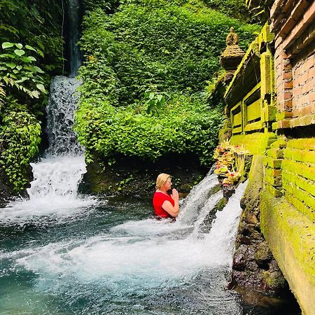 Royal Kamuela Villas & Suites At Monkey Forest Ubud (Adults Only) Экстерьер фото A woman bathing in the hot springs