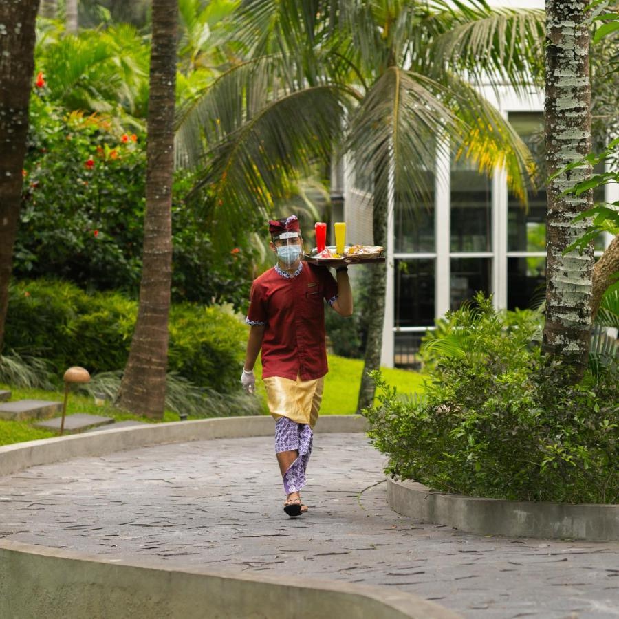 Royal Kamuela Villas & Suites At Monkey Forest Ubud (Adults Only) Экстерьер фото A waiter at a resort in Kerala, India