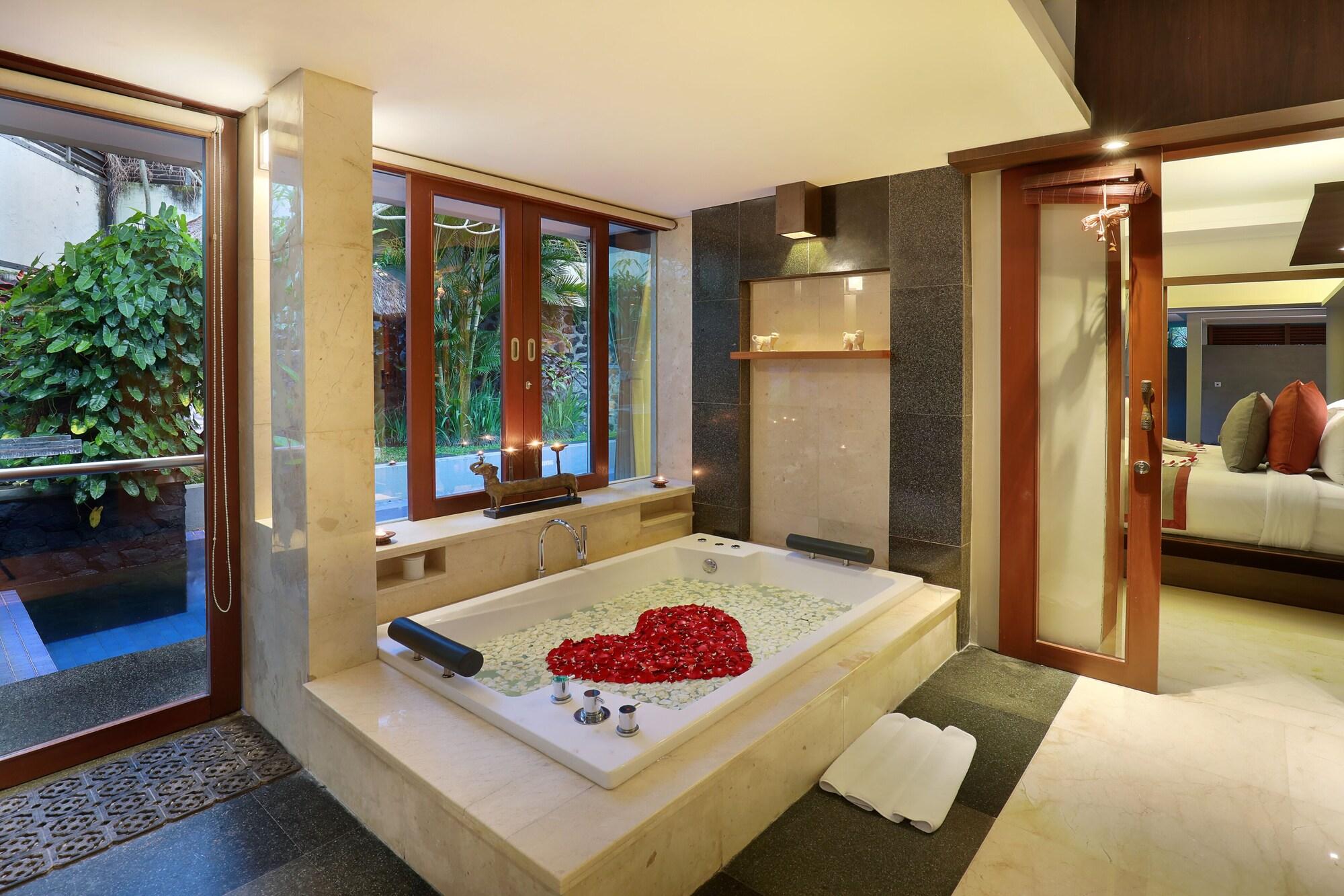 Royal Kamuela Villas & Suites At Monkey Forest Ubud (Adults Only) Экстерьер фото A modern bathroom